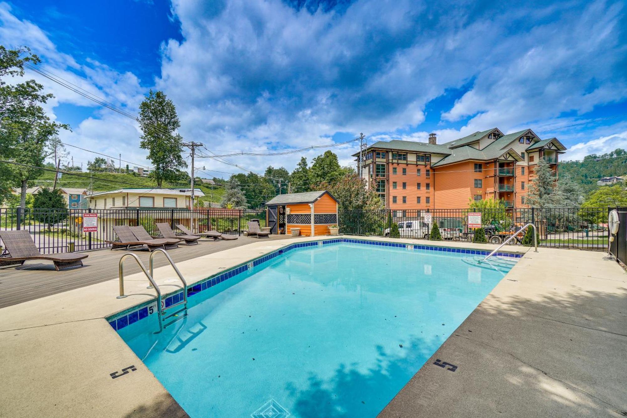 Downtown Gatlinburg Condo With Mountain-View Balcony Exteriör bild